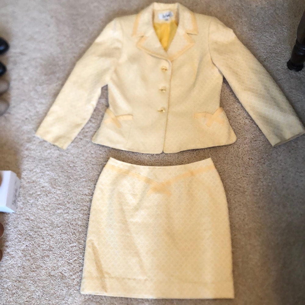 LE SUIT yellow blazer and skirt